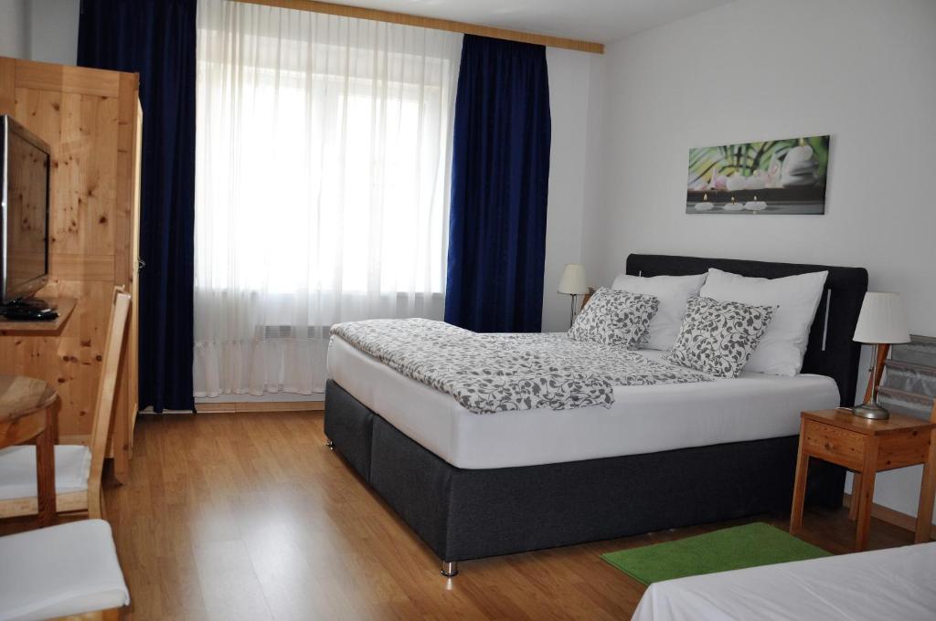 a bedroom with a bed and a window at Ferienhaus Resi in Illmitz