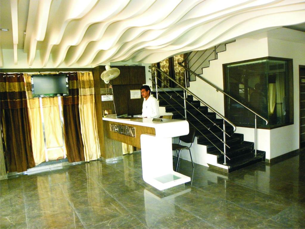Vstupní hala nebo recepce v ubytování Hotel Shradha Saburi Palace