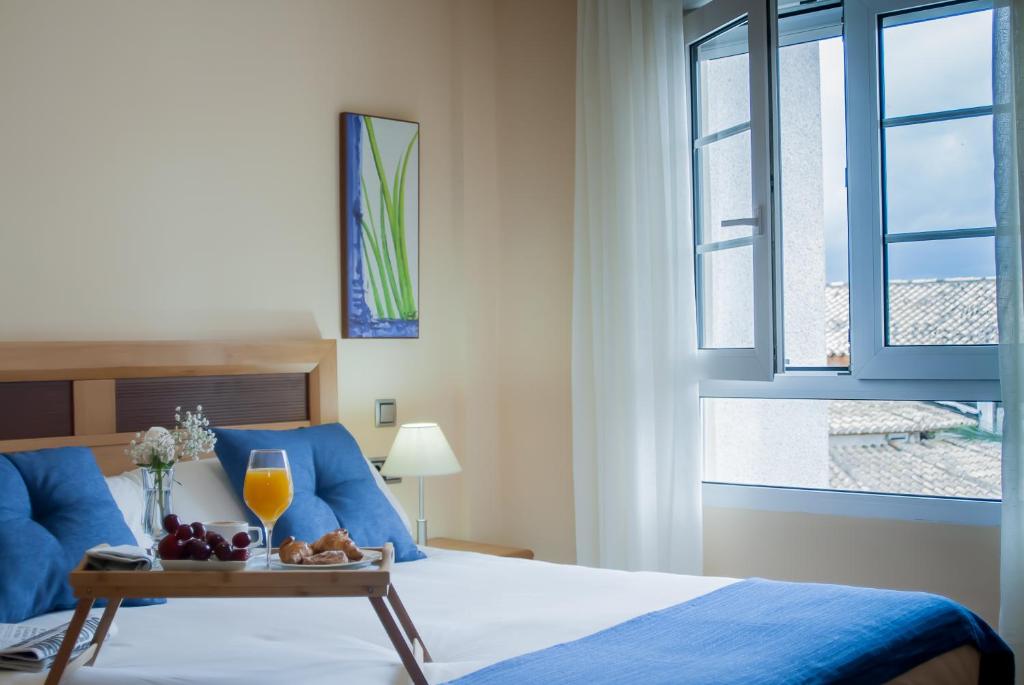 Un dormitorio con una cama y una mesa con fruta. en Ona Ogisaka Garden, en Denia