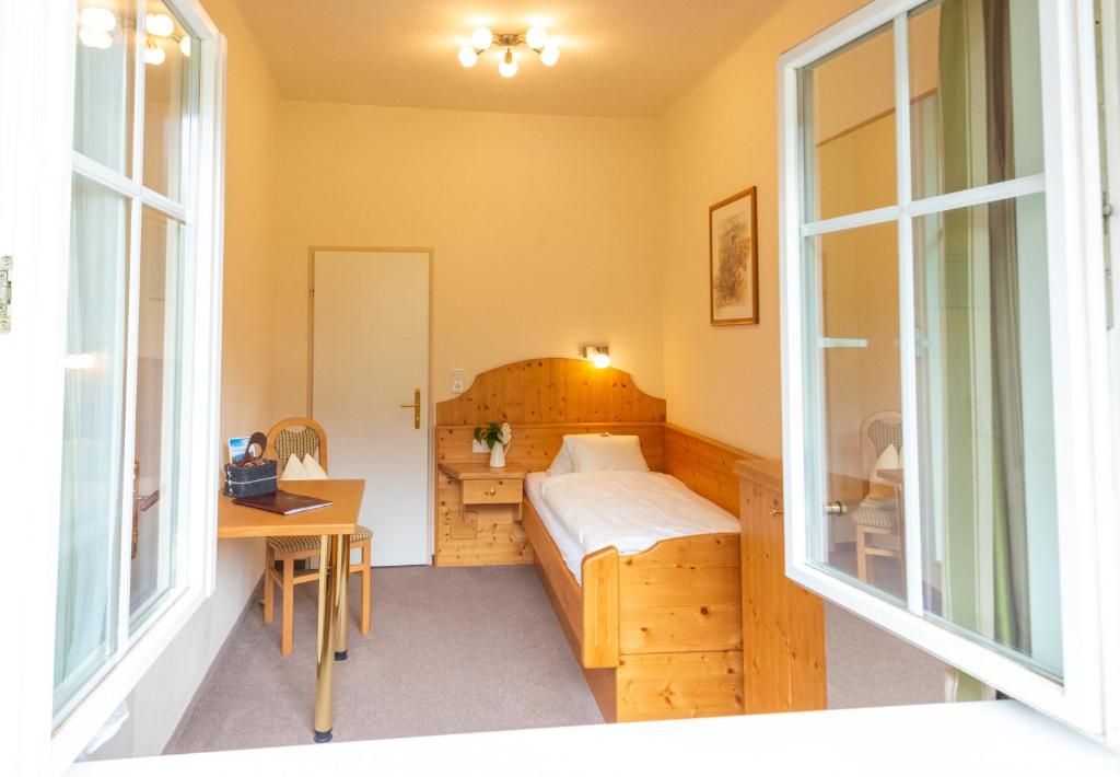 Postel nebo postele na pokoji v ubytování Landhotel Pacher