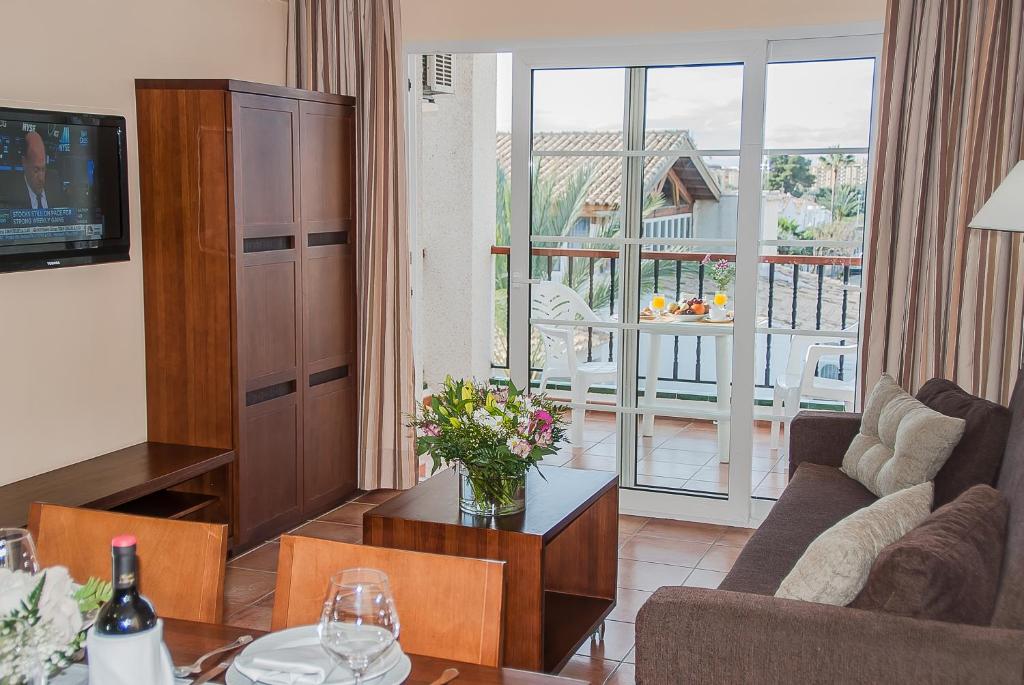 sala de estar con sofá y mesa con flores en Ona Ogisaka Garden, en Denia