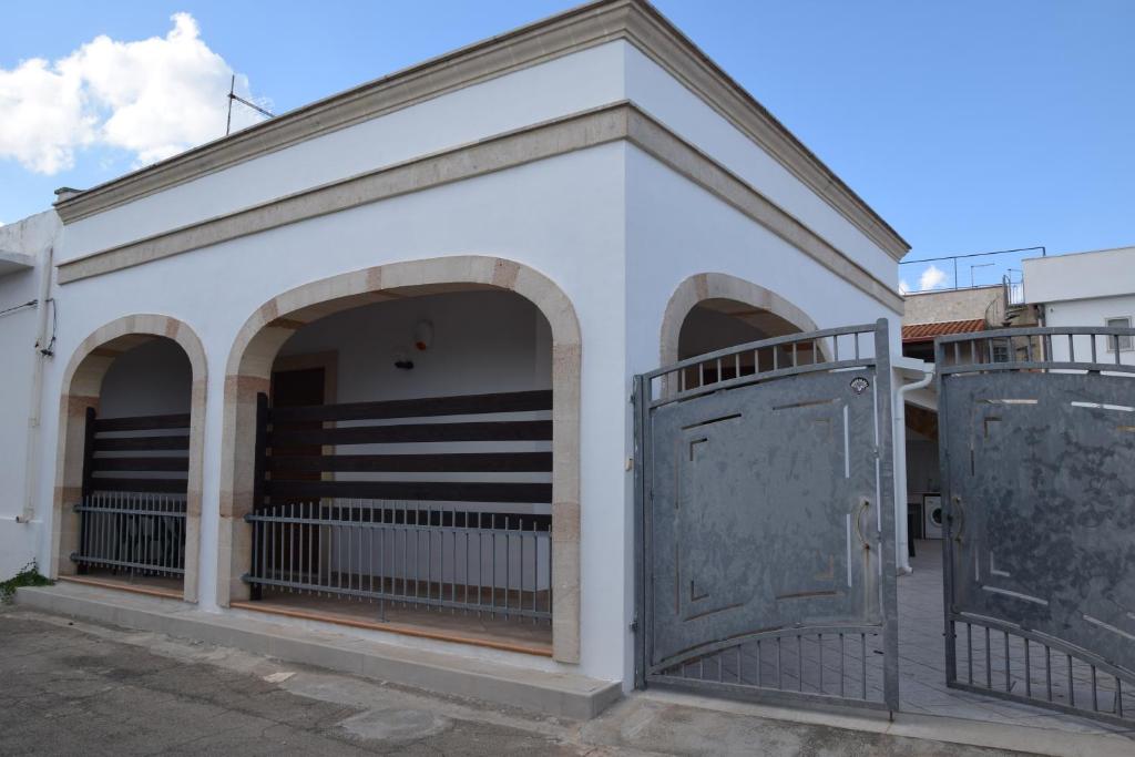een wit gebouw met bogen en een poort bij Casa Gardenia in San Pietro in Bevagna