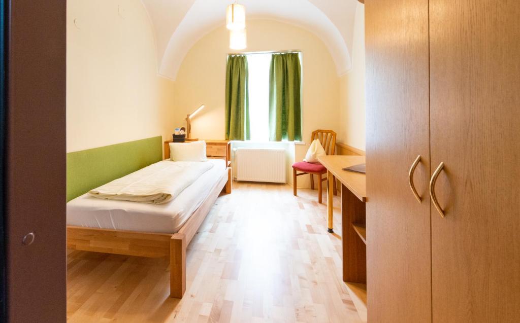 Postel nebo postele na pokoji v ubytování Landhotel Pacher