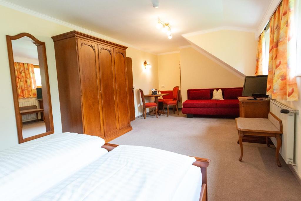 Postel nebo postele na pokoji v ubytování Landhotel Pacher