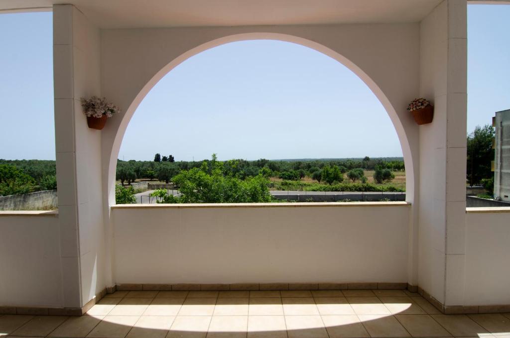 Un arco en un edificio con una ventana grande. en DIMORA ALFAS, en Borgagne