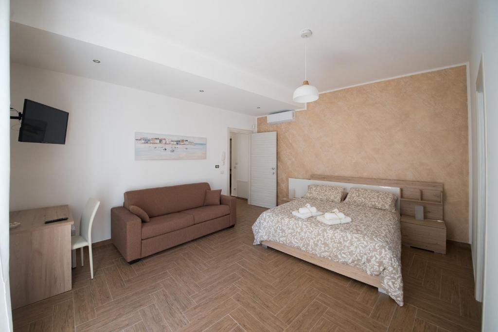 1 dormitorio con 1 cama y 1 sofá en B&B San Michele, en Mazara del Vallo