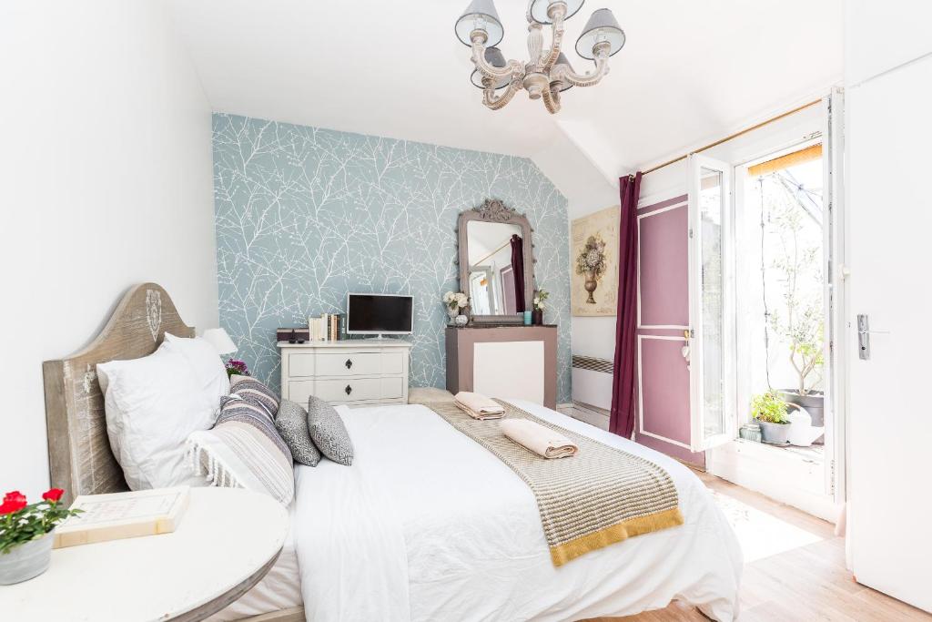 a bedroom with a white bed and a mirror at TinyHouse Inn Saint-Germain-des-Près in Paris
