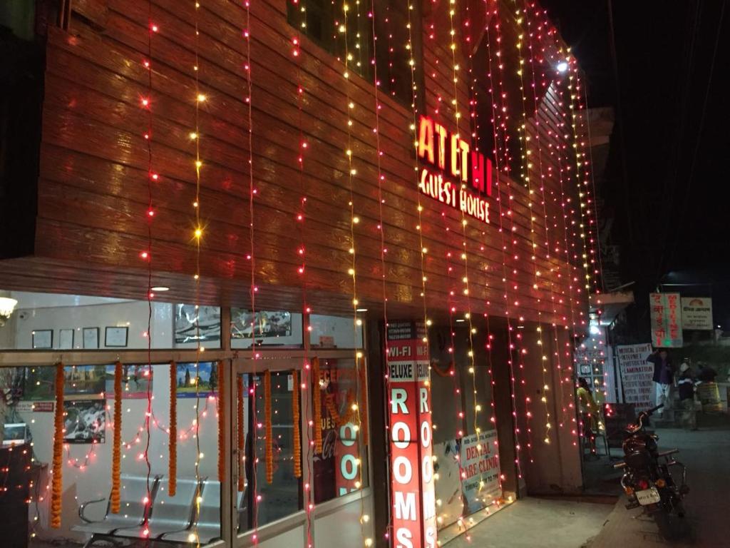 SundarnagarにあるAtithi Guest Houseのクリスマス灯が横に付いている建物