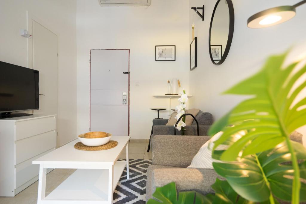 TV a/nebo společenská místnost v ubytování YARKON - By Beach Apartments TLV