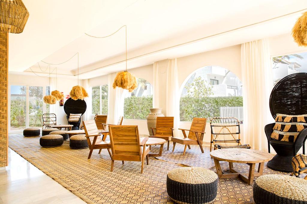 a room with chairs and tables and windows at FERGUS Style Bahamas in Playa d'en Bossa