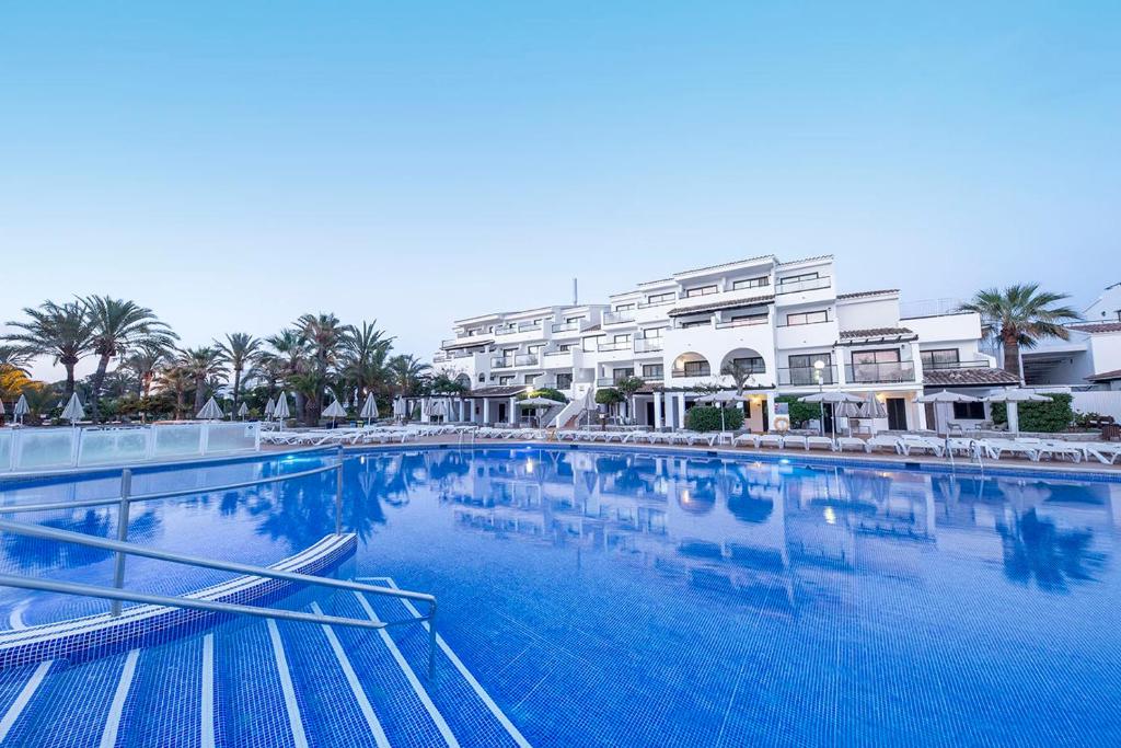 a large swimming pool in front of a building at FERGUS Style Bahamas in Playa d'en Bossa