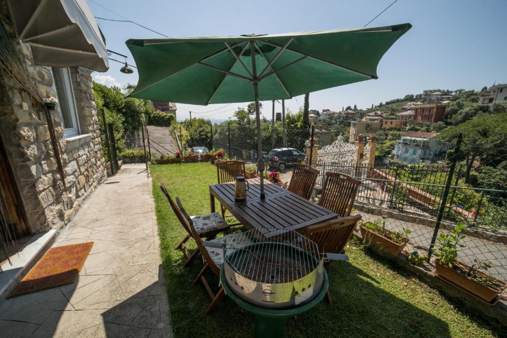 tavolo e sedie con ombrellone verde di Villetta Margherita L02159 a Rapallo