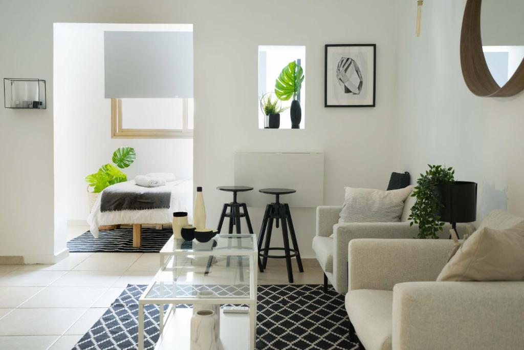 Posezení v ubytování YARKON - By Beach Apartments TLV