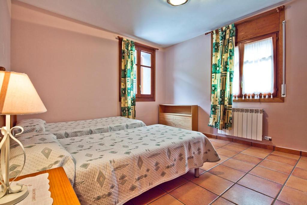 Posteľ alebo postele v izbe v ubytovaní Apartamentos Salardu III