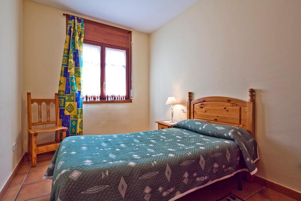 Posteľ alebo postele v izbe v ubytovaní Apartamentos Salardu III