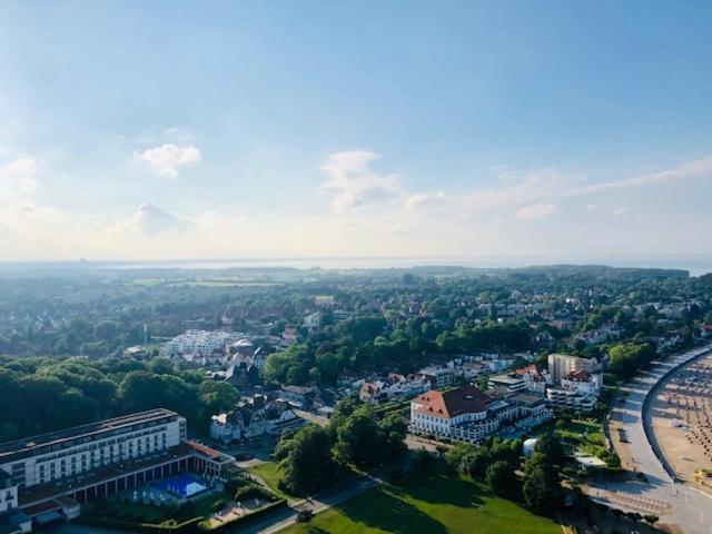 uma vista aérea de uma cidade com um rio e edifícios em Blue City Apartments em Lübeck