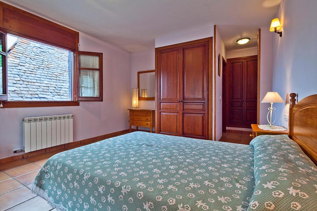 Posteľ alebo postele v izbe v ubytovaní Apartamentos Salardu III