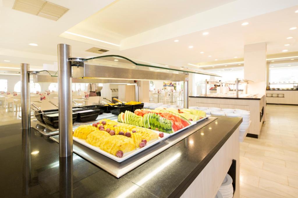 a buffet line with many different types of food at FERGUS Style Bahamas in Playa d'en Bossa