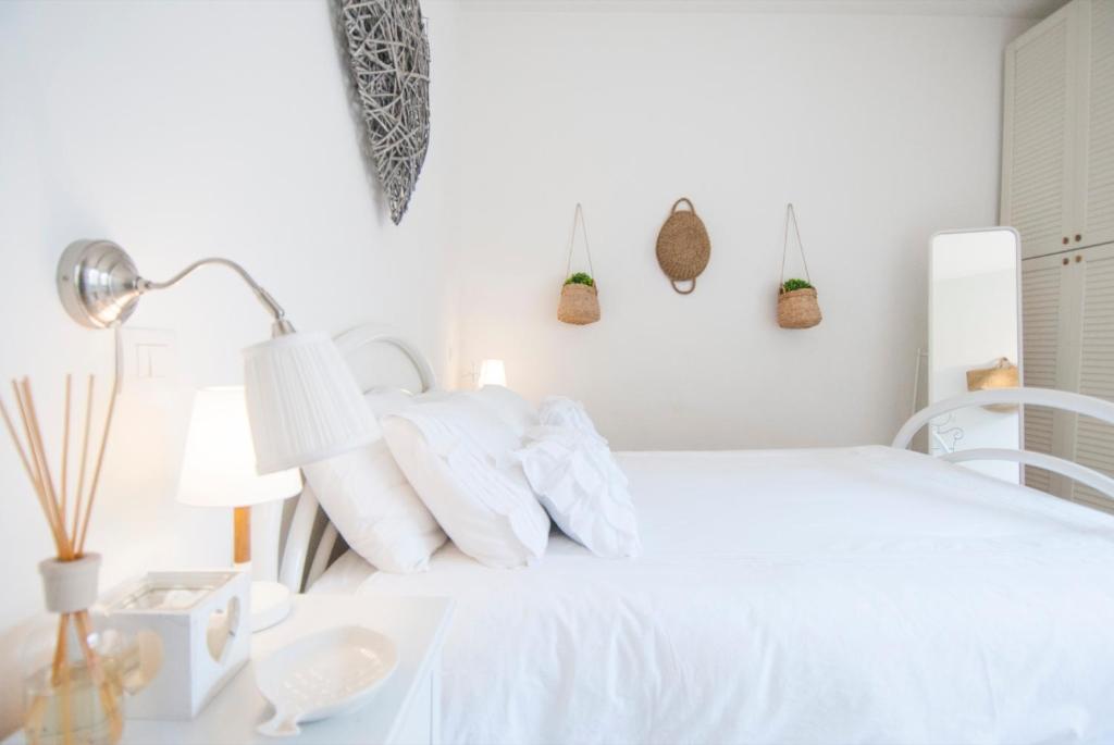 ein weißes Schlafzimmer mit einem Bett mit weißer Bettwäsche in der Unterkunft Forte 27 centro in Forte dei Marmi