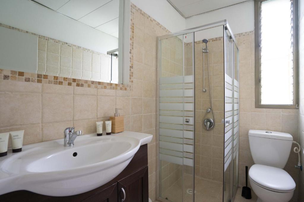 Koupelna v ubytování YARKON - By Beach Apartments TLV