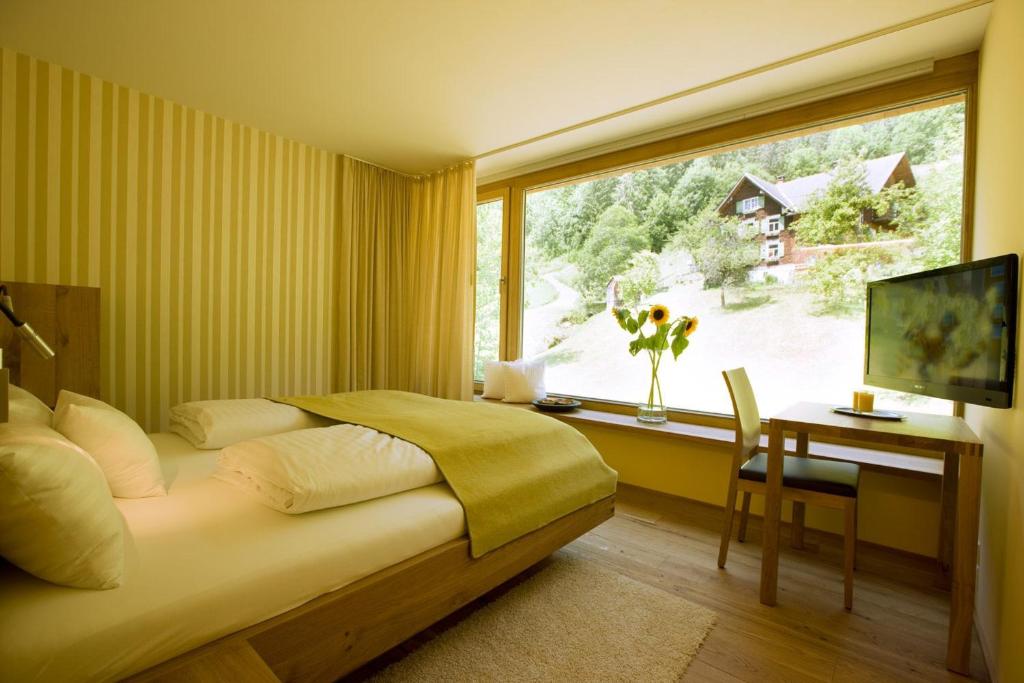Televízia a/alebo spoločenská miestnosť v ubytovaní Hotel Alpenrose Ebnit