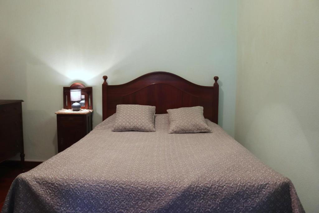 łóżko z dwoma poduszkami w sypialni w obiekcie Casa reizinho w mieście Santana