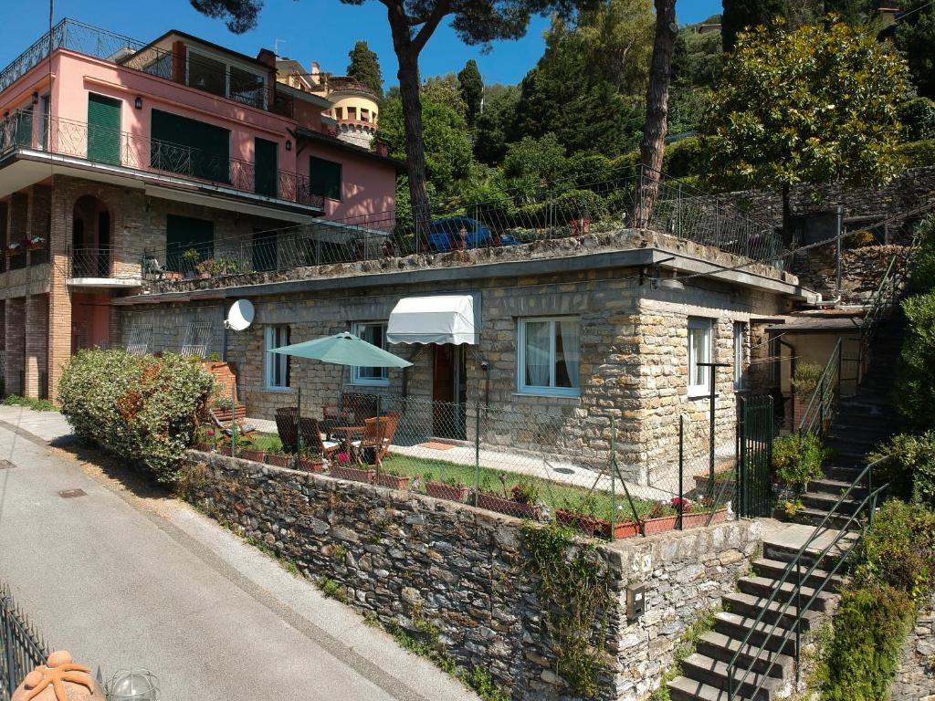 dom z kamienną ścianą obok ulicy w obiekcie Villetta Margherita w Rapallo