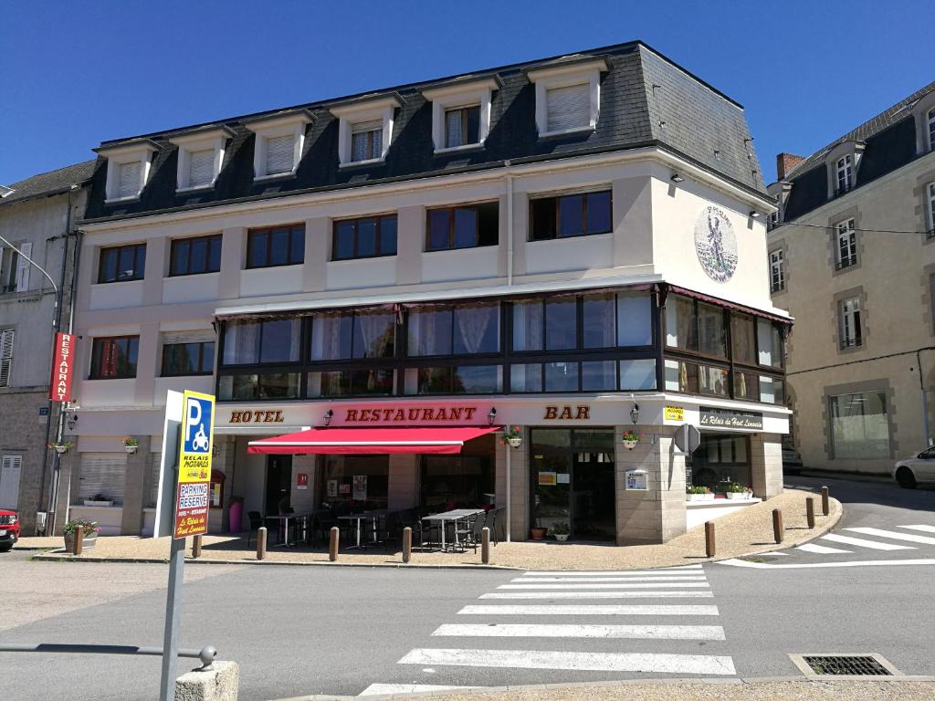 un gran edificio en una calle con una pasarela en Le relais du Haut Limousin, en Eymoutiers