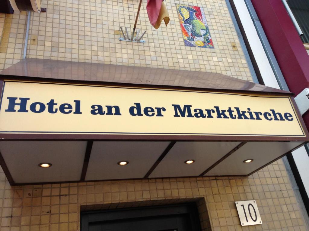 ein Schild, das Hotel an der Marmelade auf einem Gebäude liest in der Unterkunft Hotel an der Marktkirche in Hannover