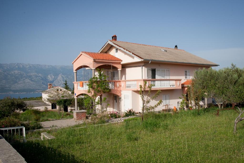 una casa sul fianco di una collina di Apartman Ana a Radovin