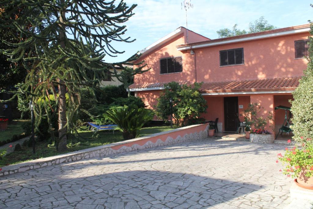 una casa con un patio frente a ella en Il sottosopra, en Labico