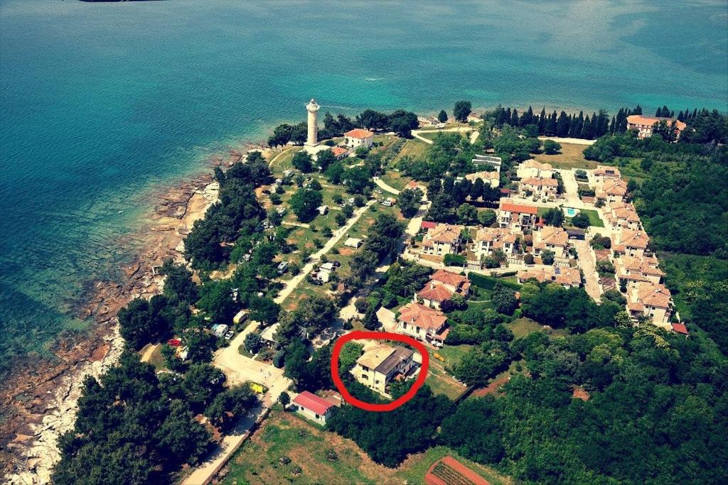 an aerial view of an island with a red house at Apartman Rino in Bašanija