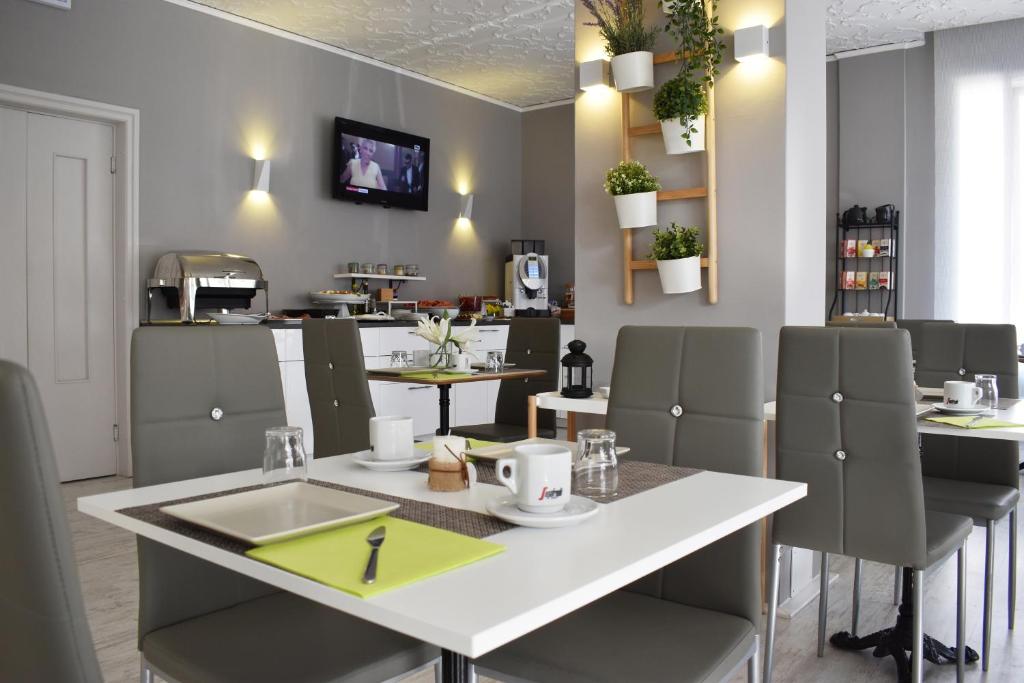 TV a/nebo společenská místnost v ubytování Hotel My Fair