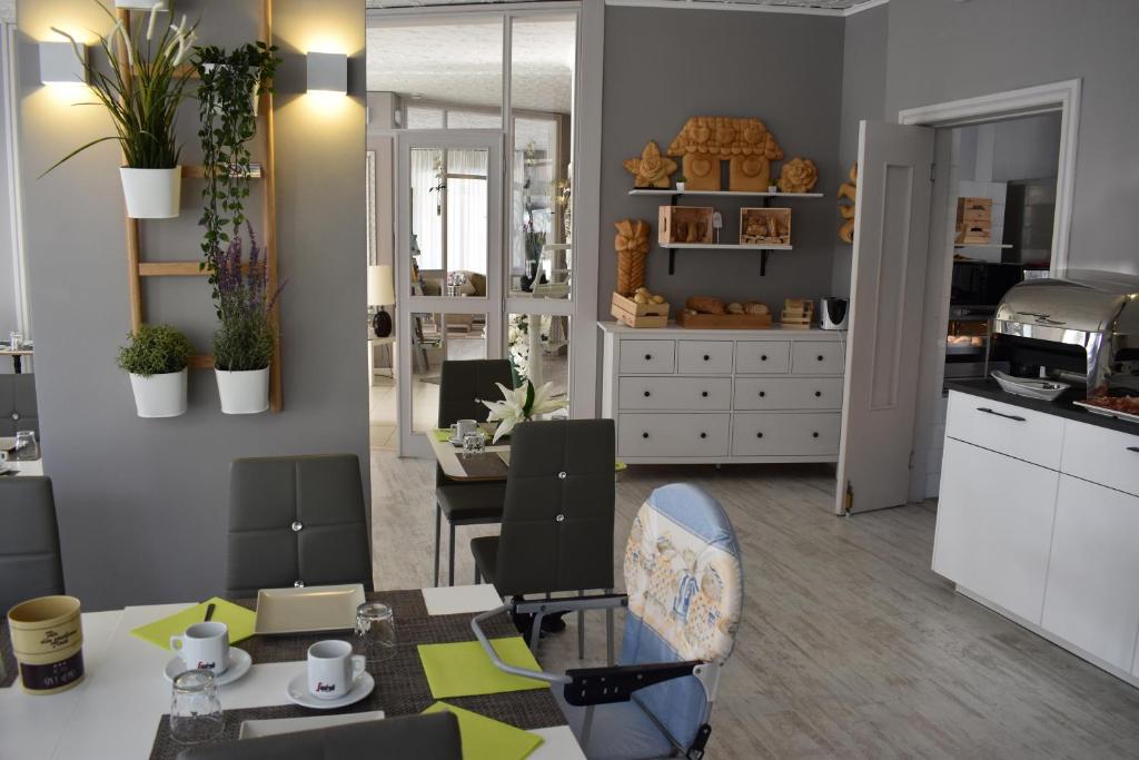 Kuchyň nebo kuchyňský kout v ubytování Hotel My Fair