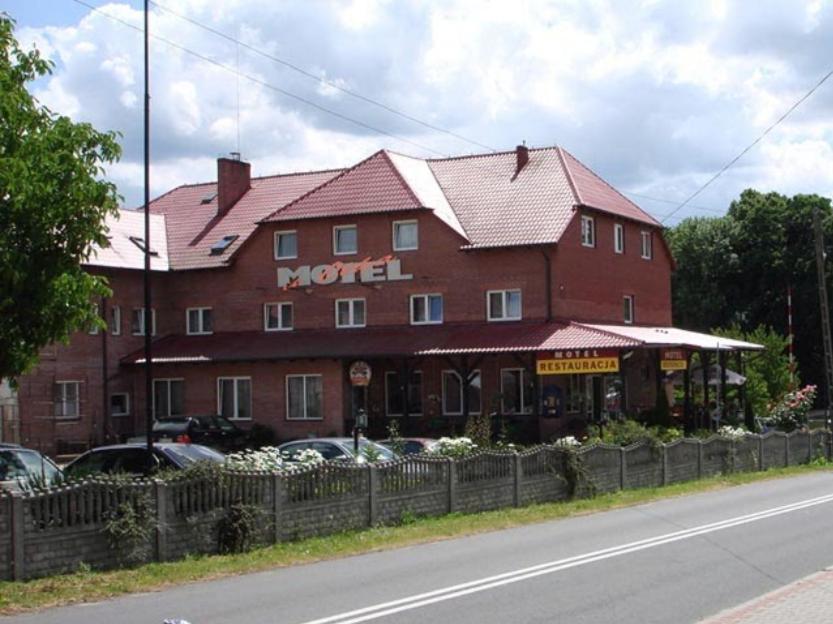 duży czerwony budynek z motelem przy drodze w obiekcie Motel u Olka Boczów w mieście Boczów
