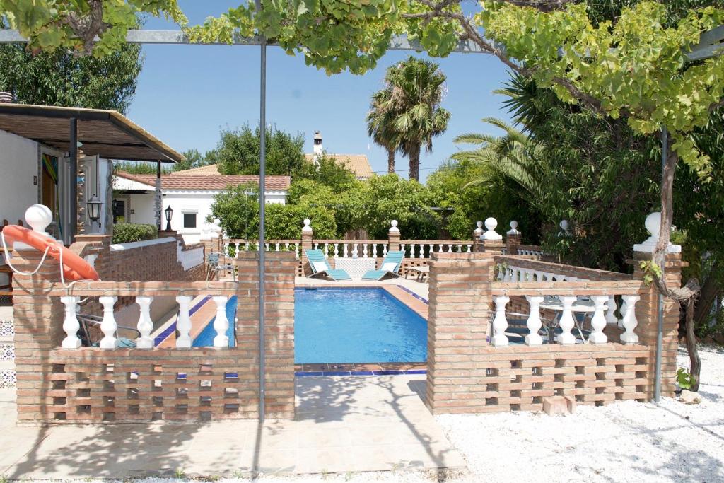 una piscina con una valla de madera alrededor en Casa Oasis, en Alhaurín de la Torre