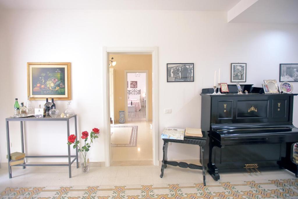 Televízia a/alebo spoločenská miestnosť v ubytovaní "Suliscenti" Dimora Siciliana B&B