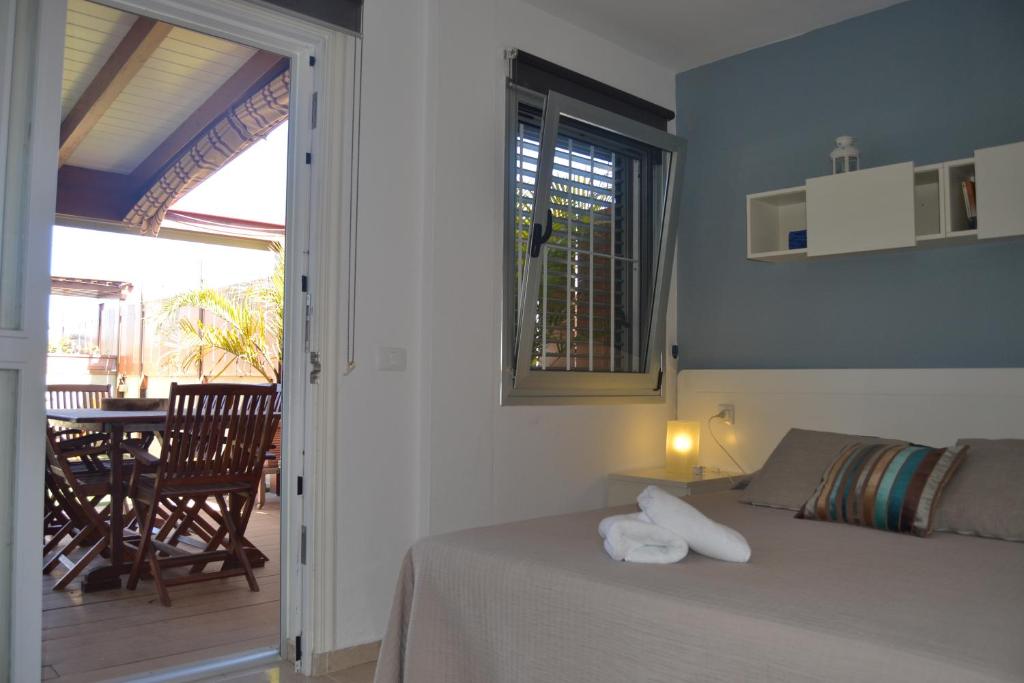 Posteľ alebo postele v izbe v ubytovaní Apartamento Vacacional Relax frente al mar