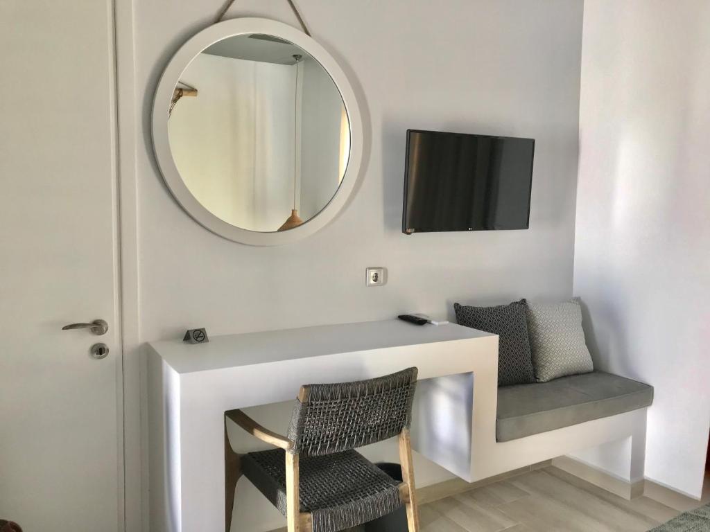 TV a/nebo společenská místnost v ubytování AELLIA HOTEL & SUITES LEROS