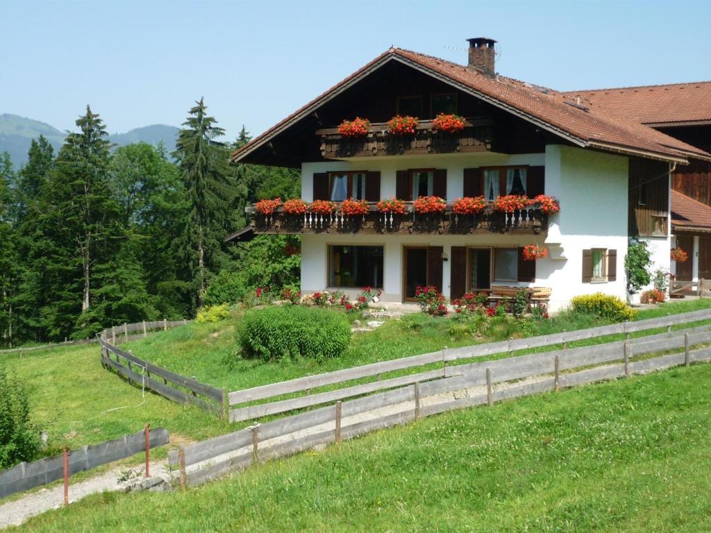 ein Haus mit Blumenkästen auf der Vorderseite in der Unterkunft Ferienhof Alfred Albrecht in Oberstdorf