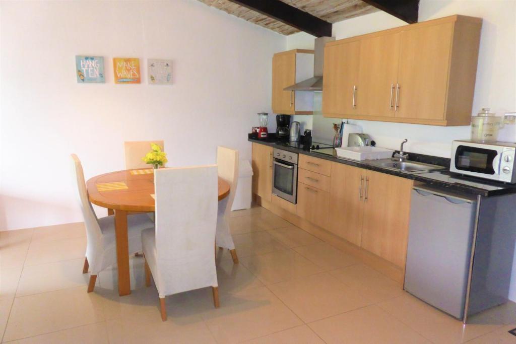 Кухня или мини-кухня в Marigot Palms Luxury Caribbean Apartment Suites
