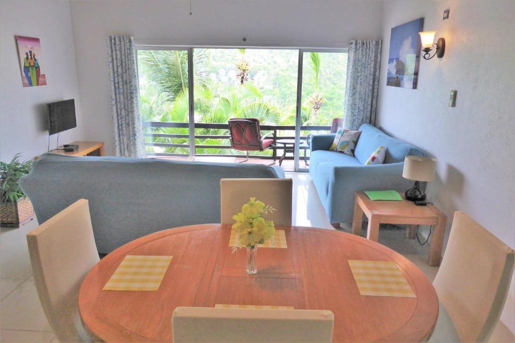 Гостиная зона в Marigot Palms Luxury Caribbean Apartment Suites