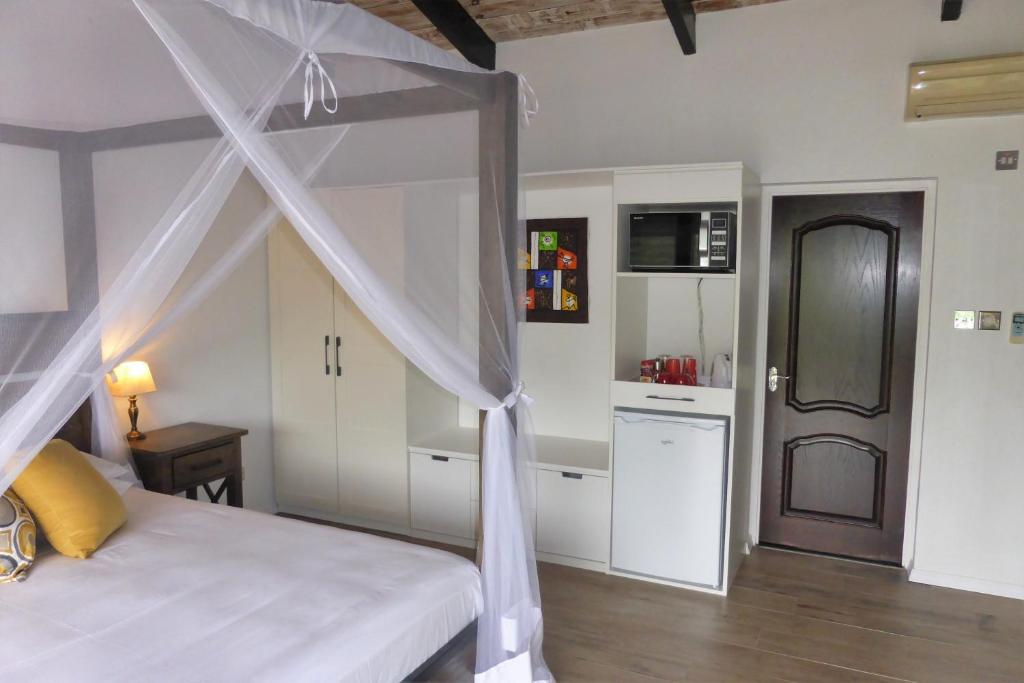 Кухня или мини-кухня в Marigot Palms Luxury Caribbean Apartment Suites

