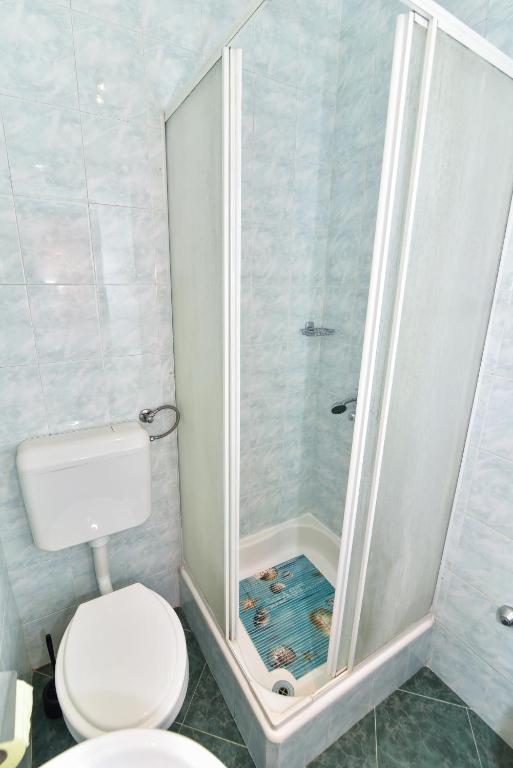 Koupelna v ubytování Apartmani Tome