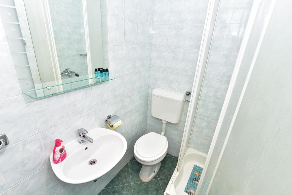Koupelna v ubytování Apartmani Tome