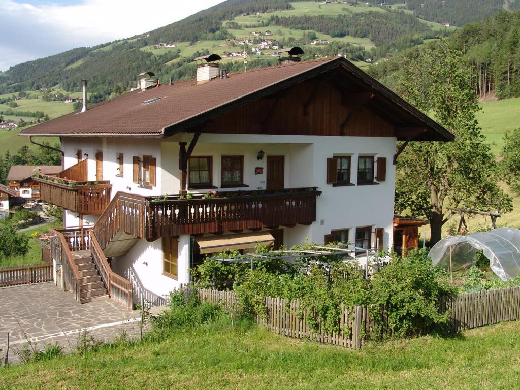 ein weißes Haus mit braunem Dach in der Unterkunft Turnerhof in Brixen