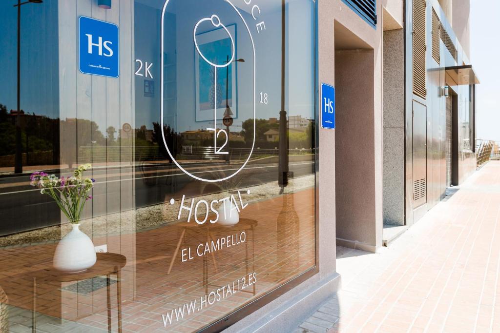 a storefront window with a sign that says hosk a camel at Hostal12 in El Campello