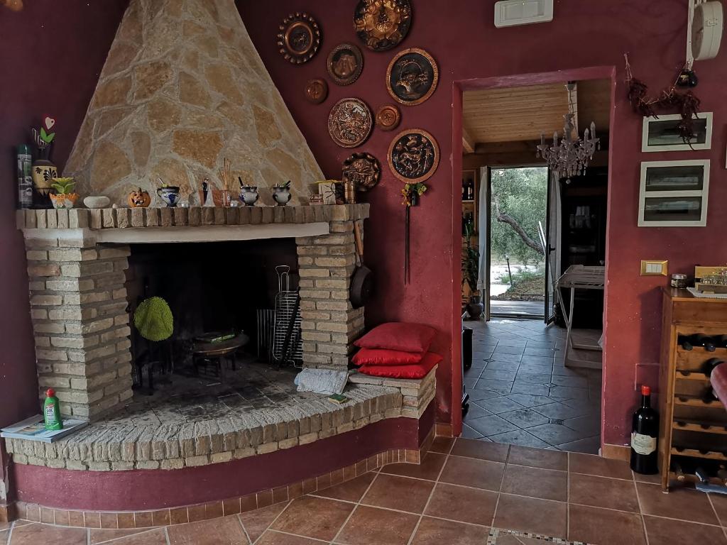 una sala de estar con chimenea de piedra en una casa en VILLA FELICIA, en Torino di Sangro