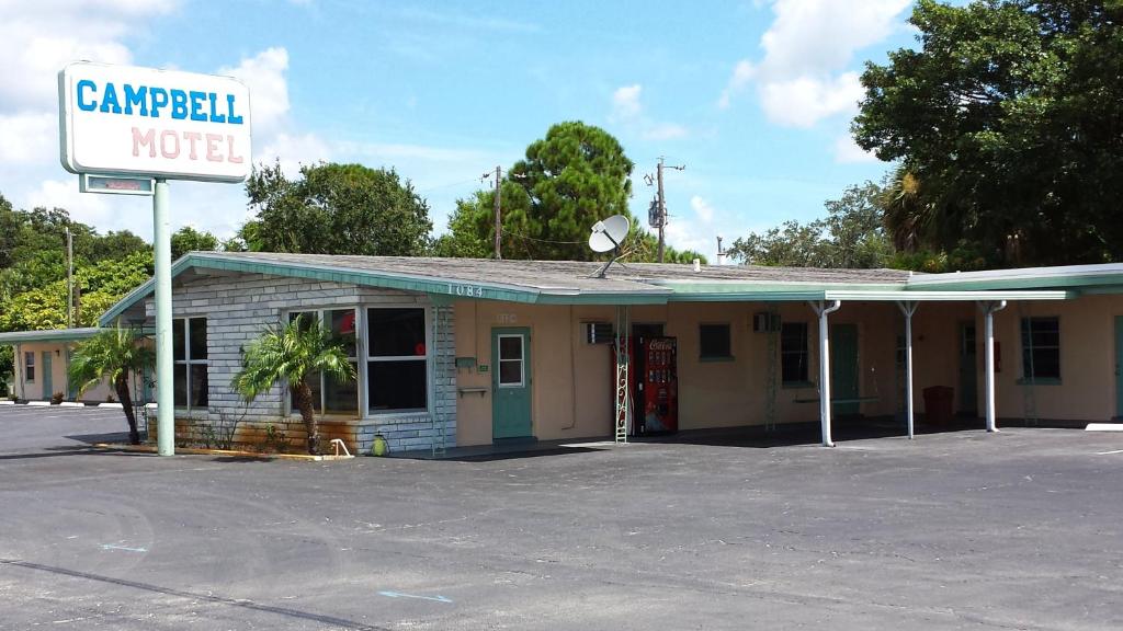 ein altes Motel mit einem Schild davor in der Unterkunft Campbell Motel in Cocoa