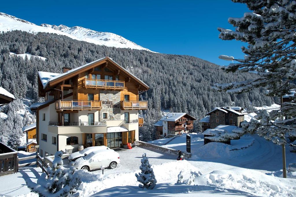 un lodge de esquí en las montañas en la nieve en Hotel Vedig en Santa Caterina Valfurva